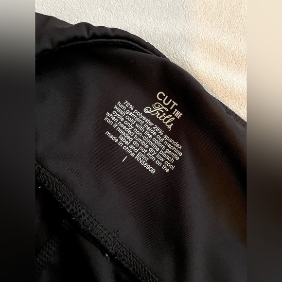 Cut the Frills Black Star Leggings - Picture 5 of 9